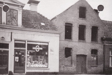 Rechts op de foto het voormalige pand (de leerlooierij) van de firma Van Huiden aan de Buiten-Venne in Winschoten (uit A. Olfhof, 'Groot Fotoboek 2, Straatje van Toen Winschoten 1989').